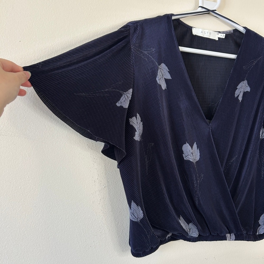 ASTR The Label Navy Blue Floral Pleated Surplice Wrap Top M - Picture 7 of 10